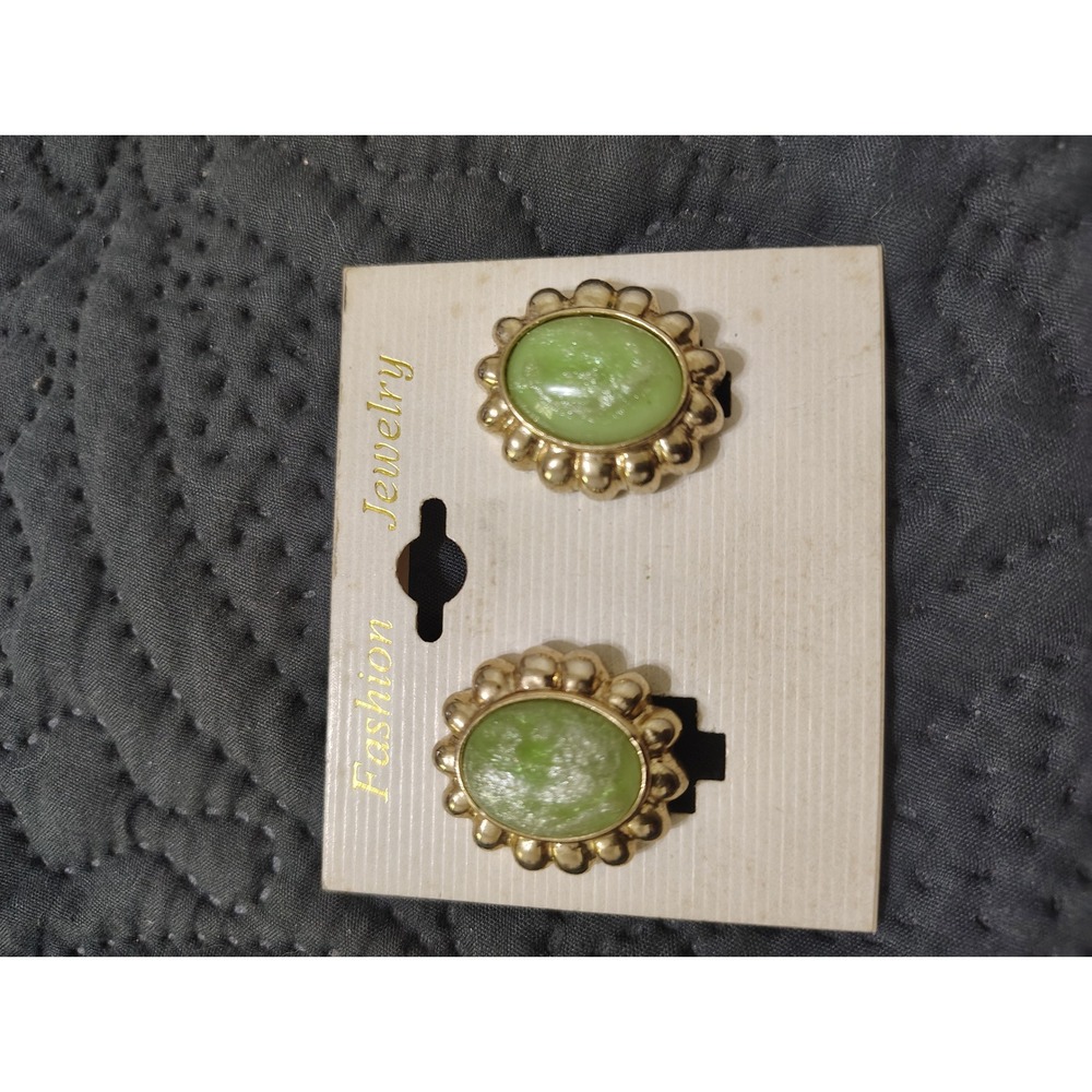 Vintage Gold Tone Lime Green Faux Stone Scalloped Oval Clip On Earrings Studs